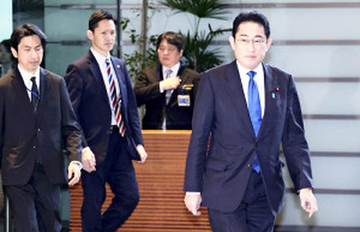 【そして距離を置かれるキッシー】】岸田首相　マスクなしで初出邸「私自身、マスク外す場面が増える」　きょうからルール緩和  [夜のけいちゃん★]