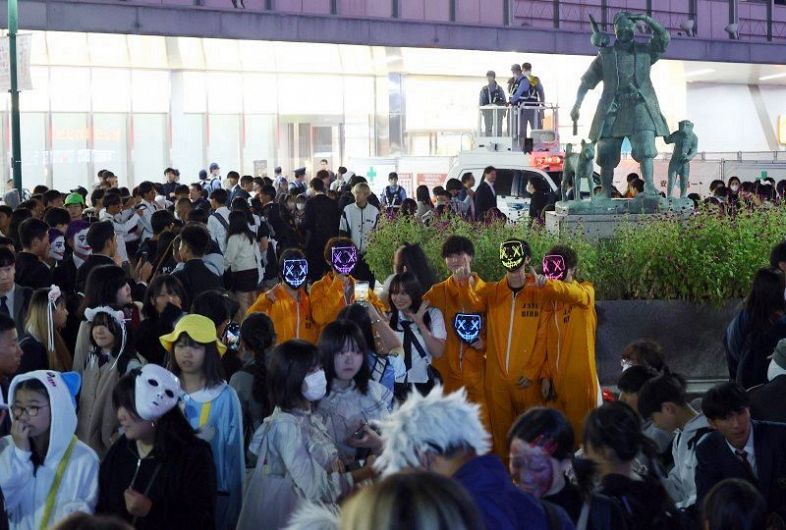 【恥】ハロウィーンで、駅前に大量の人。暴走族やヤンキーが乱闘　警察ともみ合う事態に