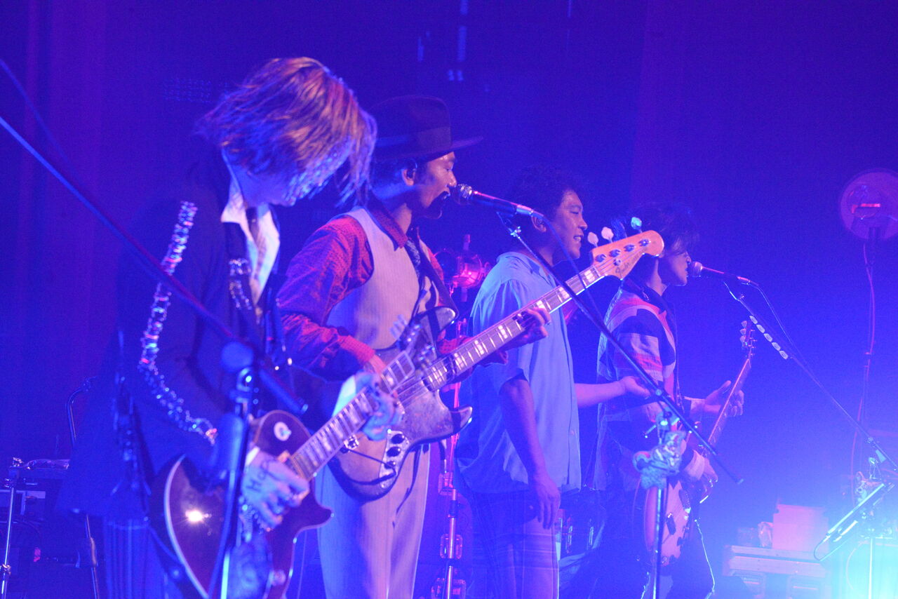 【久しぶり】『男闘呼組』、29年ぶり再結成ライブが開幕！　初日2公演に1万3000人　「TIME ZONE」など披露…　成田の涙にファンもらい泣き  [jinjin★]