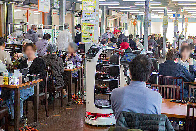 【繁盛ですニャん】すかいらーく「ネコ型配膳ロボ」3000台導入を成功させた「特命チーム」に迫る  [アルカリ性寝屋川市民★]