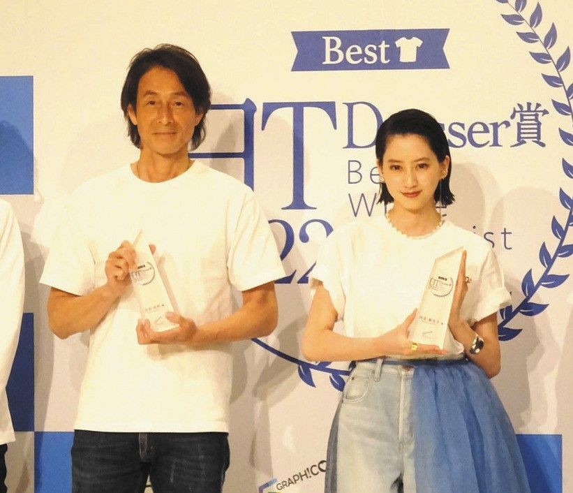 ５３歳・吉田栄作、１２歳年下妻・内山理名と結婚１周年！　１８２センチの全身ショット激シブな近影に「素敵」「カッコよすぎ」  [湛然★]