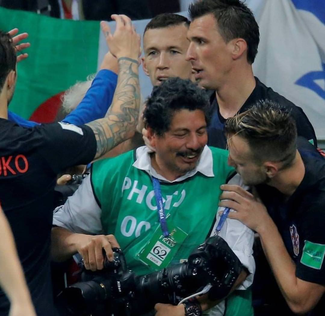 サッカー こんなこと初めてだよ クロアチアの歓喜の輪に 巻き込まれた カメラマンが話題に フリーダム ルーム サッカー こんなこと初めてだよ クロアチアの歓喜の輪に 巻き込まれた カメラマンが話題に フリーダム ルーム