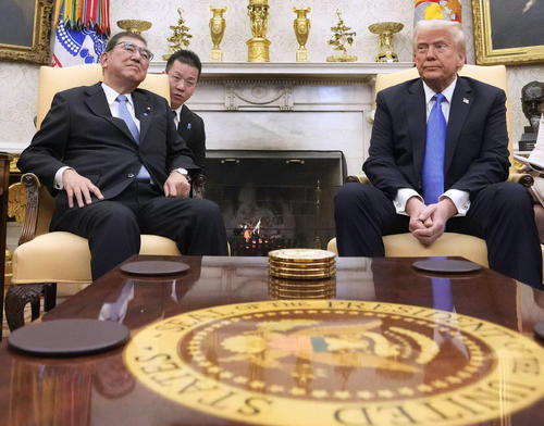 【マナー講師か】石破総理に「座り方も教えなかったのか」日米首脳会談での振る舞い、SNSで再び疑問視の声