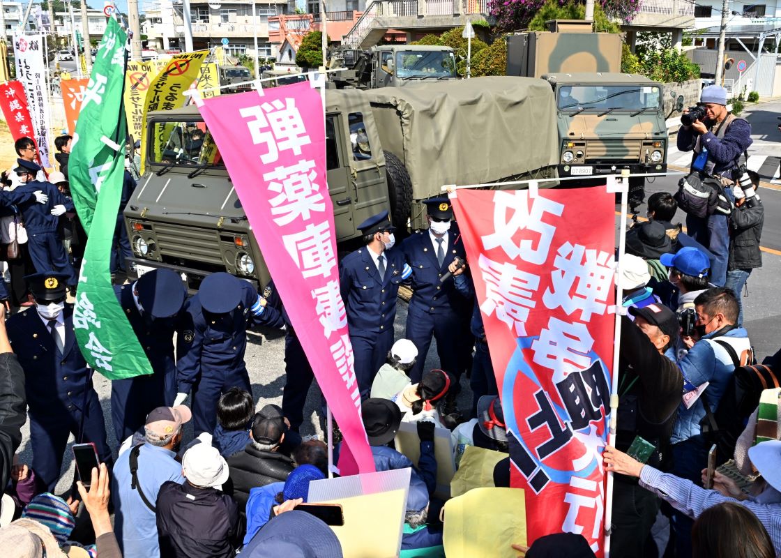 【沖縄」自衛隊車両が立ち往生。座り込み抗議の市民「沖縄を軍隊から解放しろ」ミサイルを載せた車両、別ゲートから勝連分屯地へ
