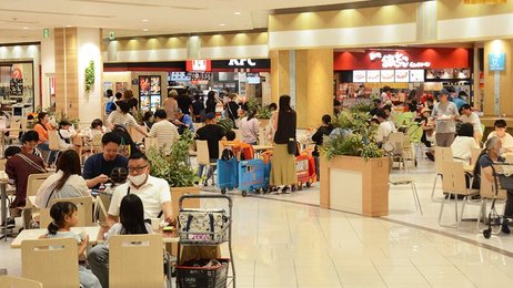 ショッピングモールなどにやってくる“熱中症避難民”の高齢者。開店からフードコートの席を陣取り他の客とトラブル発生も