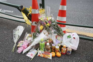 【悲し・・母子事故死】家族4人で歩行中 後方には夫と別の娘…献花に来た人「お父さんは茫然としてて、娘さんはいやだいやだと泣いて...」★3  [ばーど★]