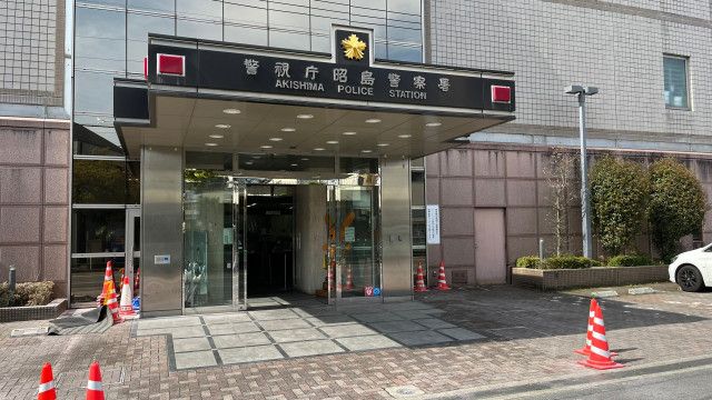【逃がすなよ】警察署にやりたい放題…消火器噴射・ガラス割りロケット花火打ち込む　犯行グループは車で逃走　東京・昭島市  [えりにゃん★]