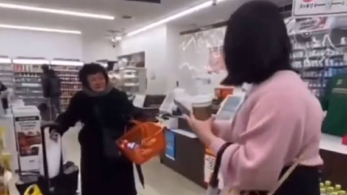 【建造物侵入？】「おごる」とウソをつきホームレスをコンビニレジに置き去り、動画をアップ　１０代少女ら２人を書類送検　 [シャチ★]