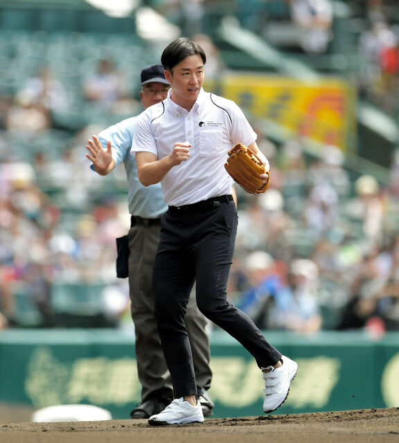 【甲子園】斎藤佑樹氏が始球式　「球児のみなさんへの敬意を込めて」左打者の内角高めへストライク投球  [ひかり★]