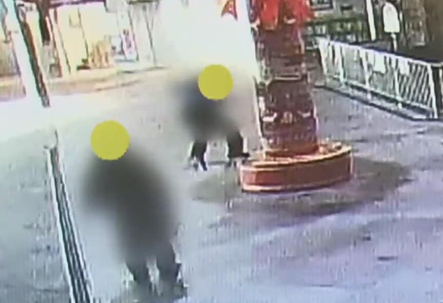 【何で事するかな・・】スケボー2人組が商店街のクリスマスツリーを破壊…防犯カメラに一部始終　商店街は被害届を出す構え　修理には100万円必要  [ぐれ★]