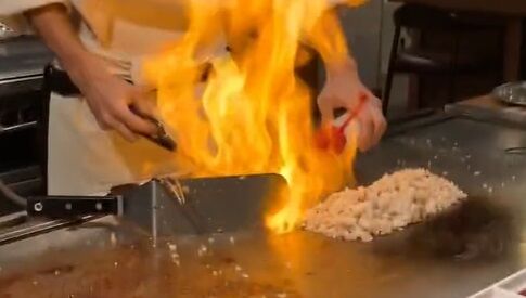 【こわッッ】沖縄県のステーキ店のフランベのパフォーマンス中に炎が引火　「５歳の男児が油で顔面と手に熱傷」  ★2  [Stargazer★]