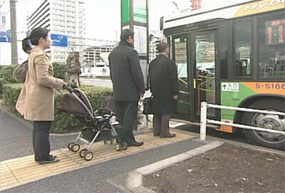 【困った！】観光客増ベビーカーを押してバスに乗れない…　京都で対策を望む声  [はな★]