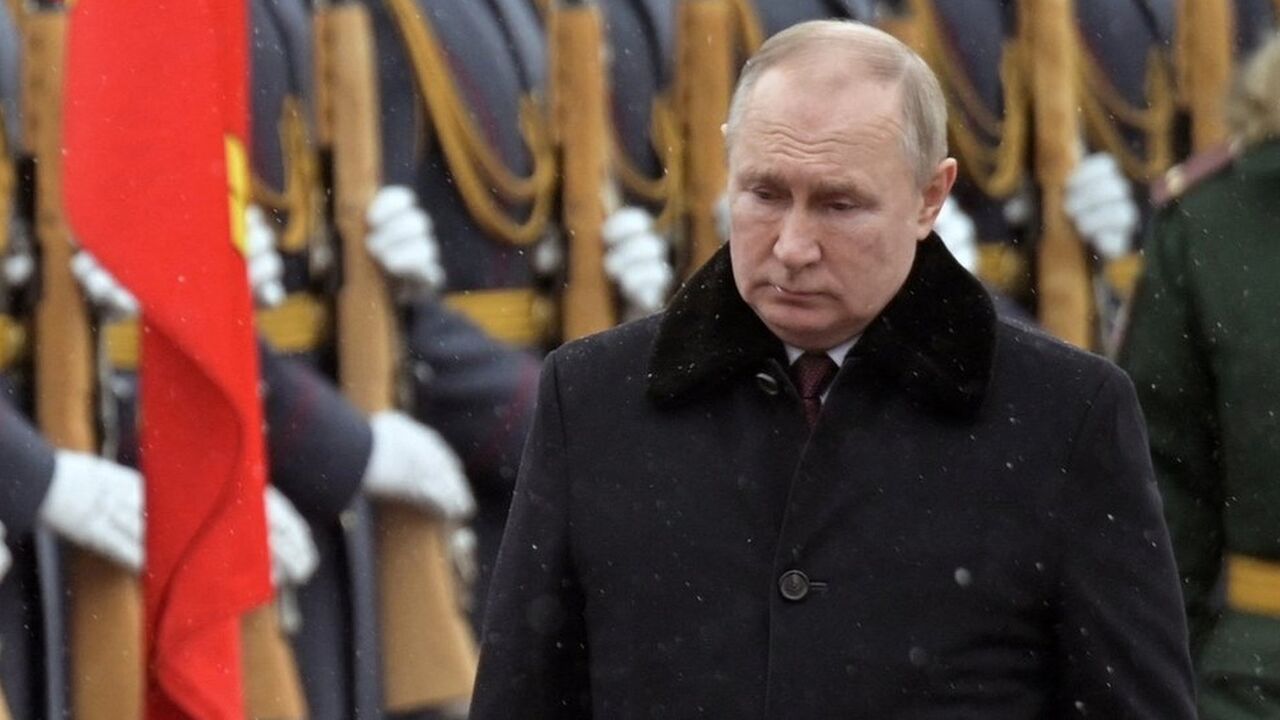 プーチン大統領、在外国民の保護に軍隊派遣。他国に侵攻することを認めた。