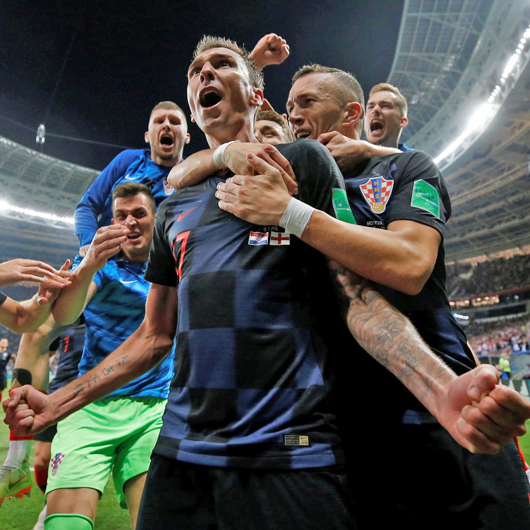 サッカー こんなこと初めてだよ クロアチアの歓喜の輪に 巻き込まれた カメラマンが話題に フリーダム ルーム サッカー こんなこと初めてだよ クロアチアの歓喜の輪に 巻き込まれた カメラマンが話題に フリーダム ルーム
