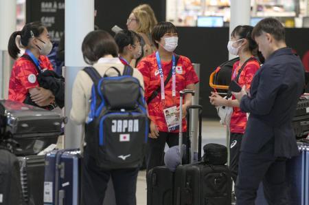 【女子体操パリ到着】宮田辞退の体操女子パリ入り。　落ち着いた様子、時折笑顔も