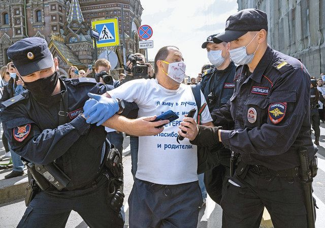 【人でなし】 反政権デモ参加者、警察に連行　「お前はあす戦争に行く」 と通告　報道官 「法律違反はない」  [お断り★]