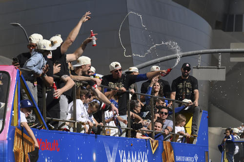 【優勝パレード】LAでドジャース世界一パレード。2階建てバスで1・6キロを45分かけて走行…　日本時間３時から