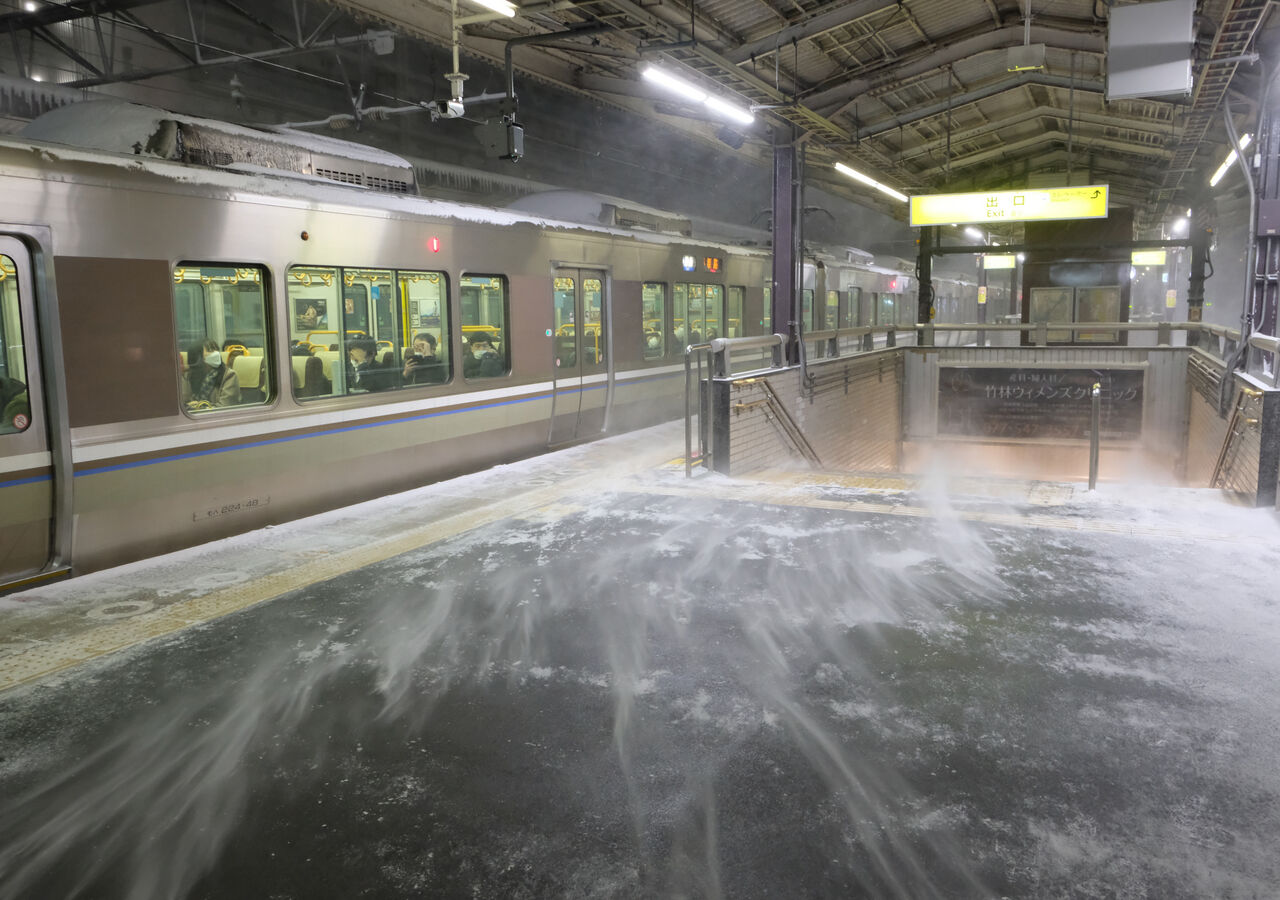 【大雪】「降車するなら自己責任」極限のJR列車内でアナウンス　京都で缶詰め、乗客憤り★2  [七波羅探題★]