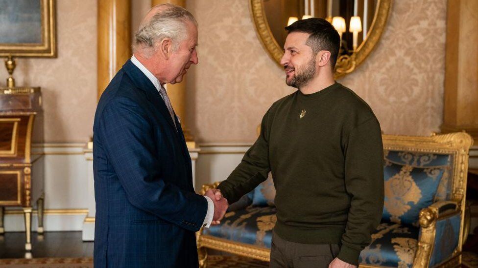 ゼレンスキー氏、英国王と面会　お茶で歓待受ける