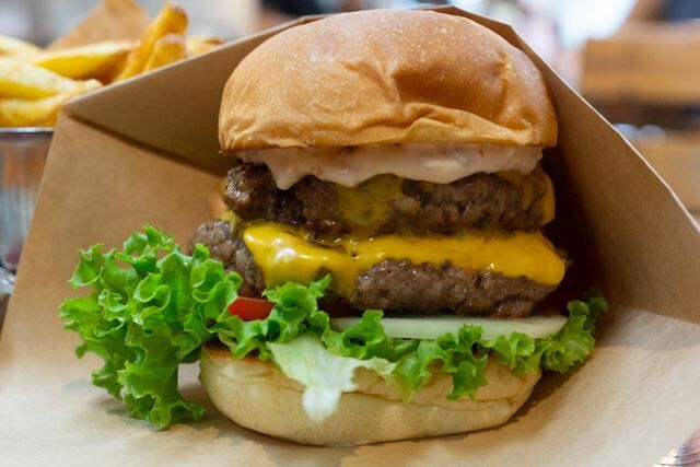 【好きに食べればいい】王林の“ハンバーガーの食べ方”にドン引き？「パンは外して中だけ食べます」  [爆笑ゴリラ★]