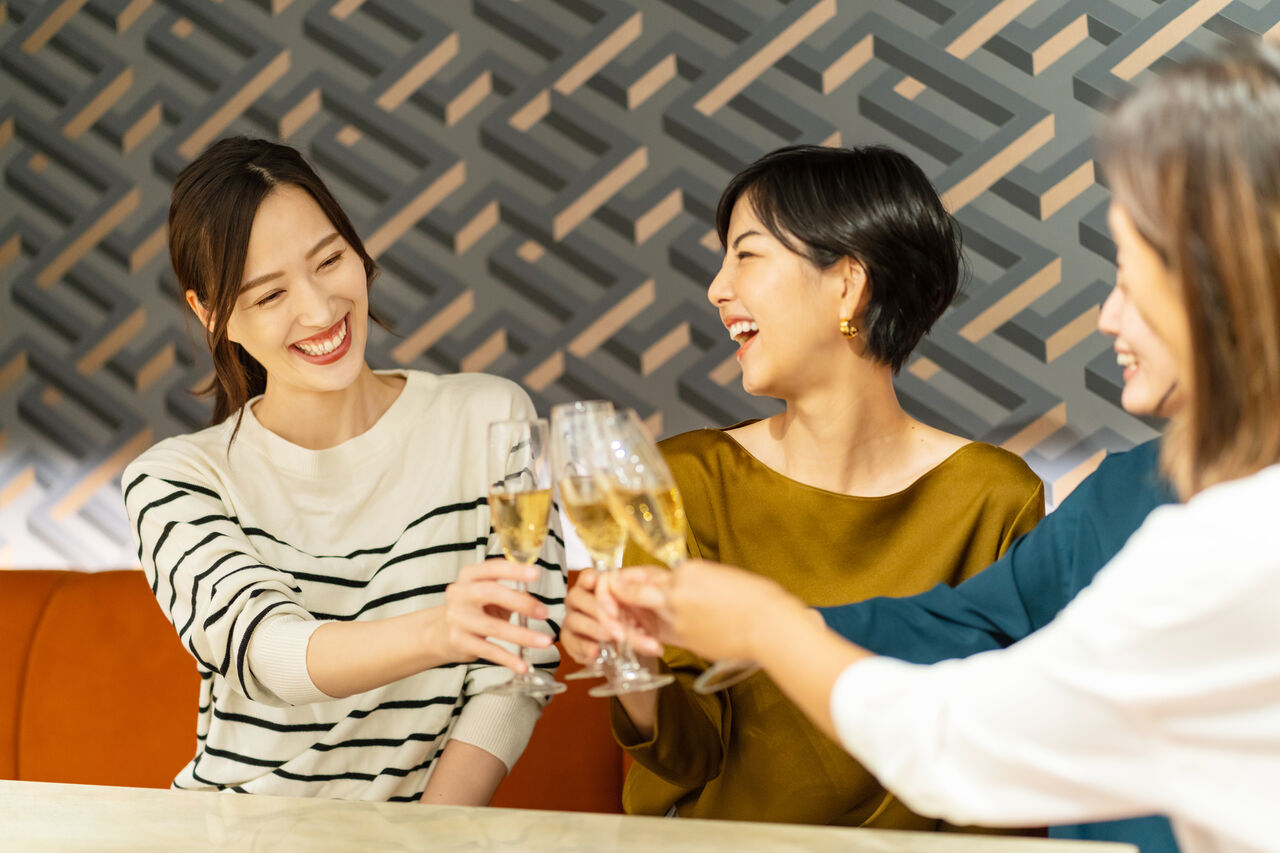 異性と関わらなくなったZ世代が、代わりに「同性の友達」や「母親」としていること