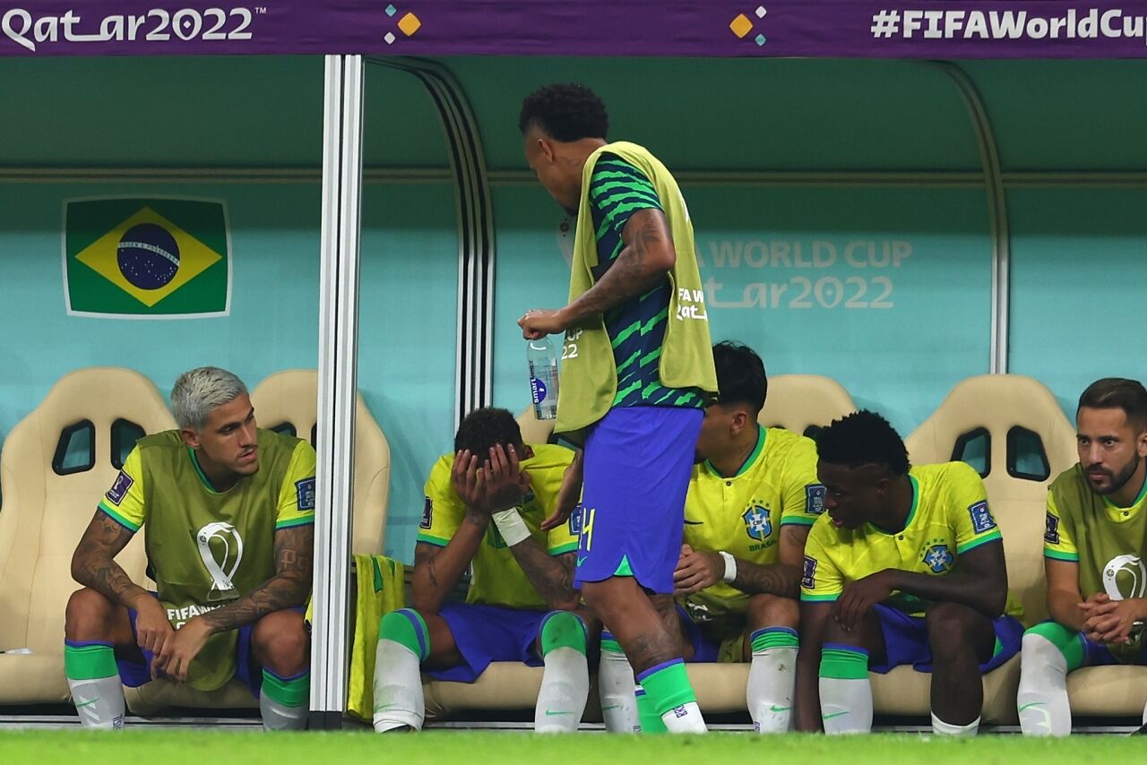 【あらまぁ！】ネイマール、負傷交代後にベンチで涙…優勝候補ブラジルに懸念要素か  [首都圏の虎★]