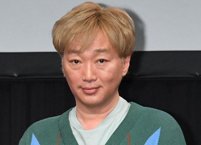 芸能界を去った中居正広氏と同じく白髪姿の小沢一敬…女性タレントが明かした近況  [ネギうどん★]