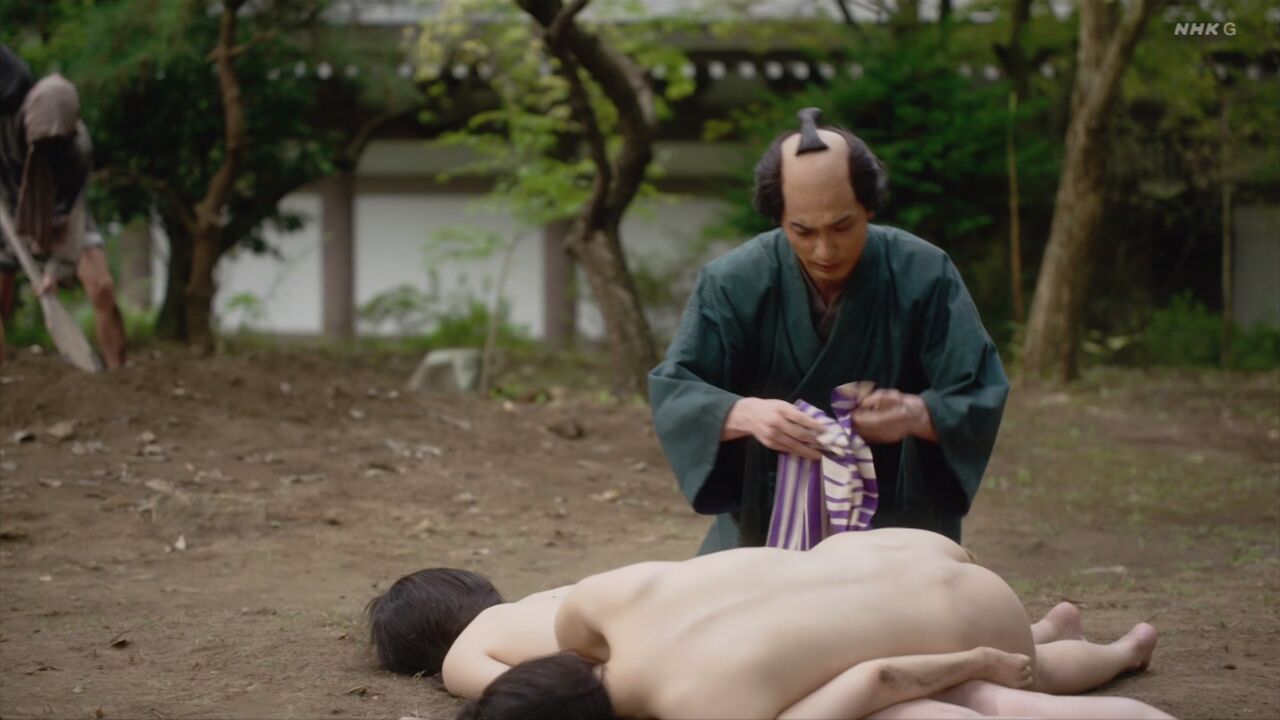 【しょっぱなからこれかぃ】大河『べらぼう』第一話は赤の女性の死体が大写しに…騒然「NHK大丈夫か？裸の女性が映った」