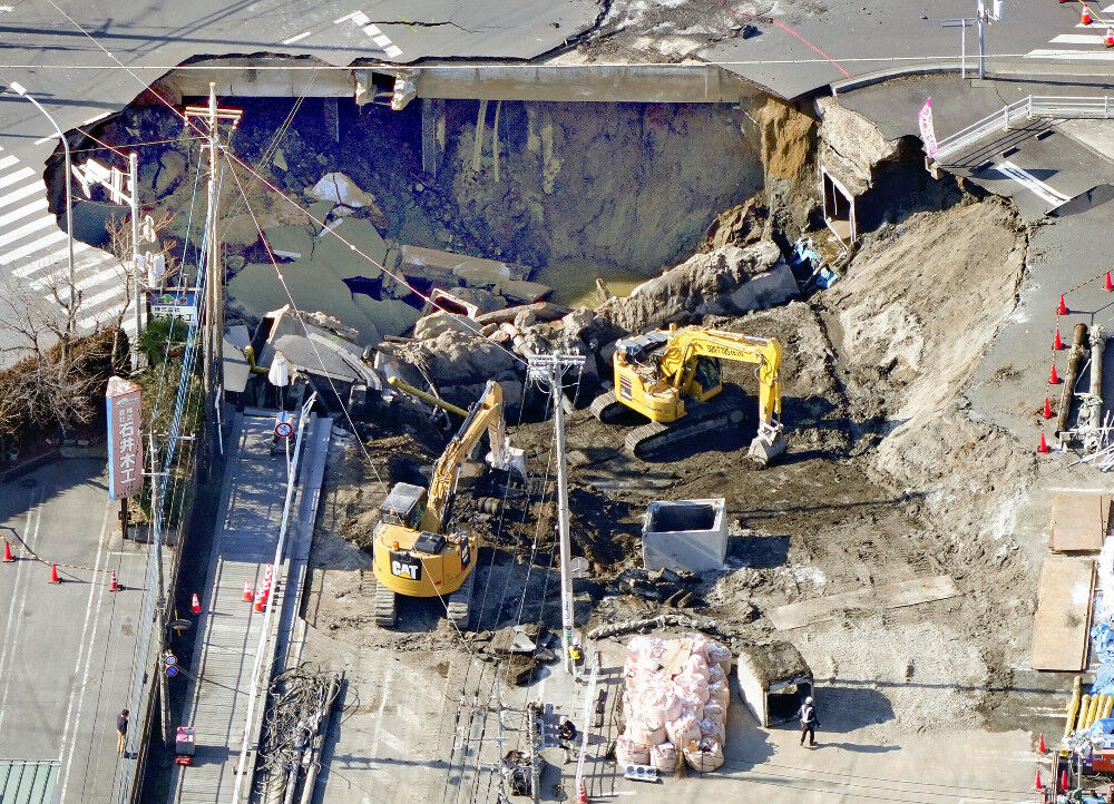 【八潮市道路陥没】運転手の救出活動を再開…作業用スロープが完成し重機でがれきの撤去始める ★21  [Ailuropoda melanoleuca★]