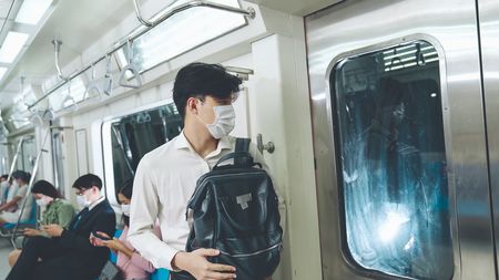 【どーしろと？】電車でリュックの前抱え「やめて」の声。「車内で迷惑な荷物の持ち方」5位、マナー啓発にも変化