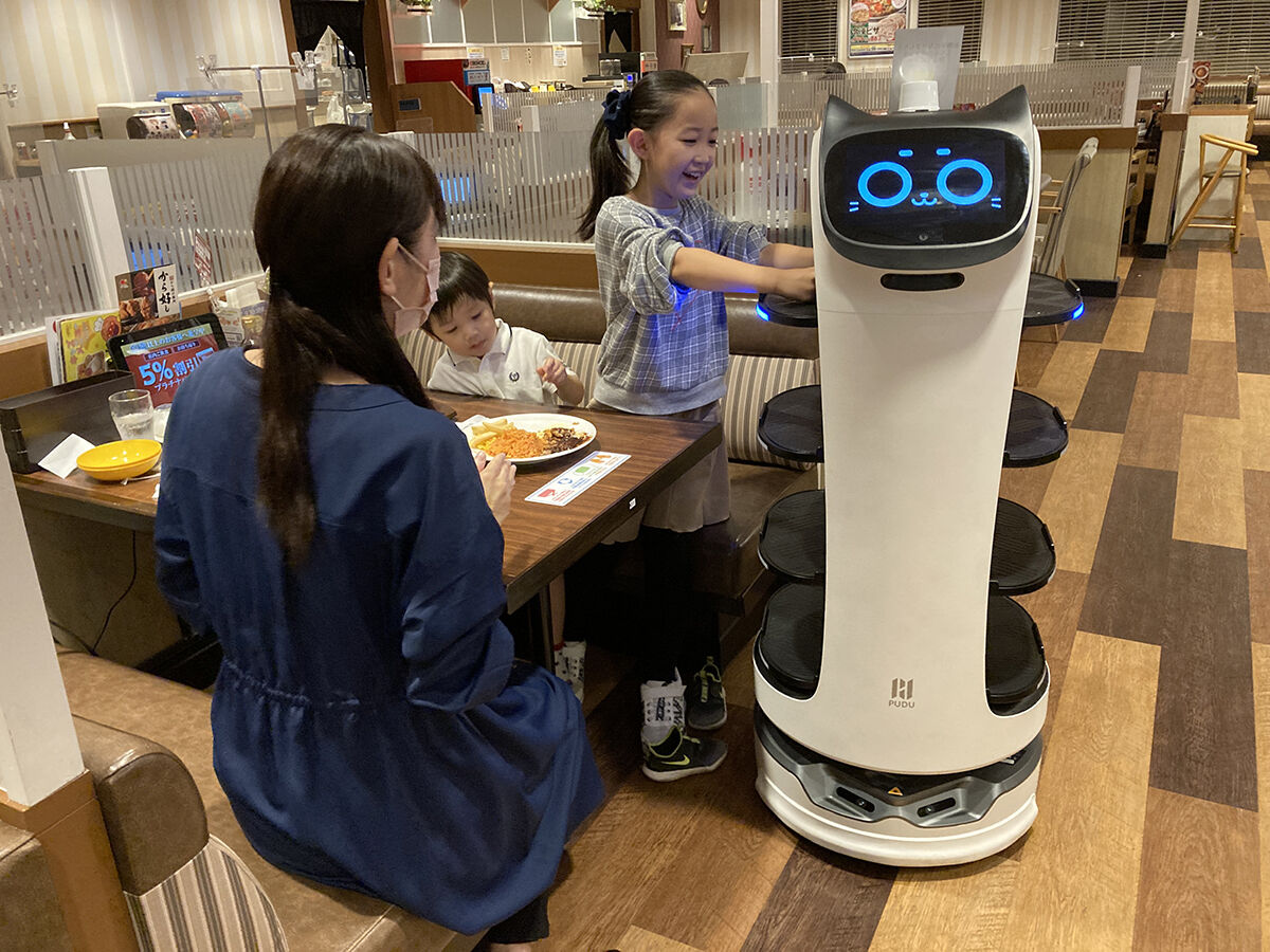 【お待たせニャン】時給92円？猫型配膳ロボット。次はペンギン型で高級店狙い