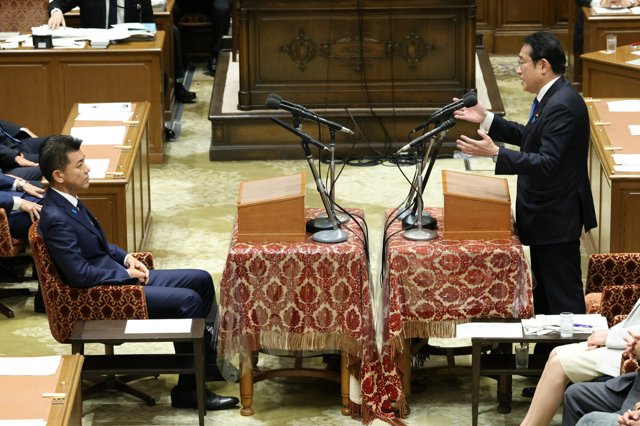 四面楚歌の首相、憲法改正訴えても拍手ほぼなく、うつむく政権幹部ら