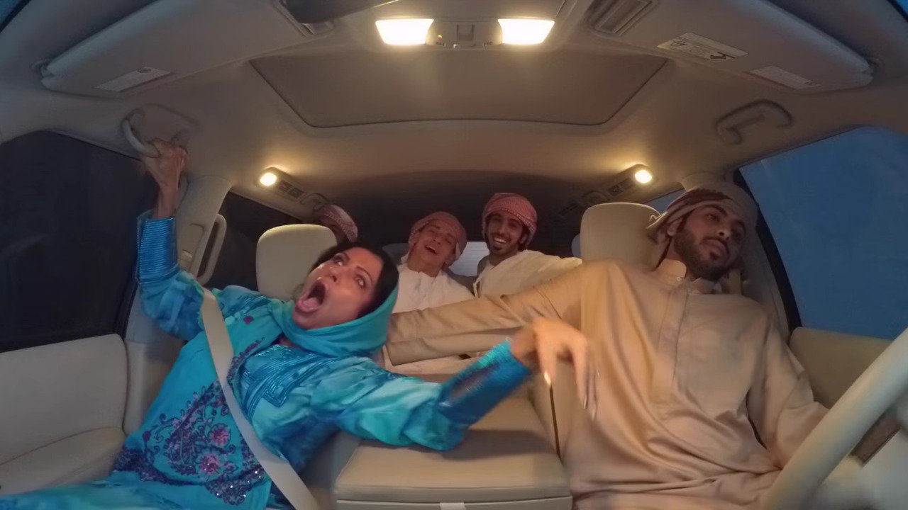 ショックで失神 ドバイの車遊び エキゾーストック