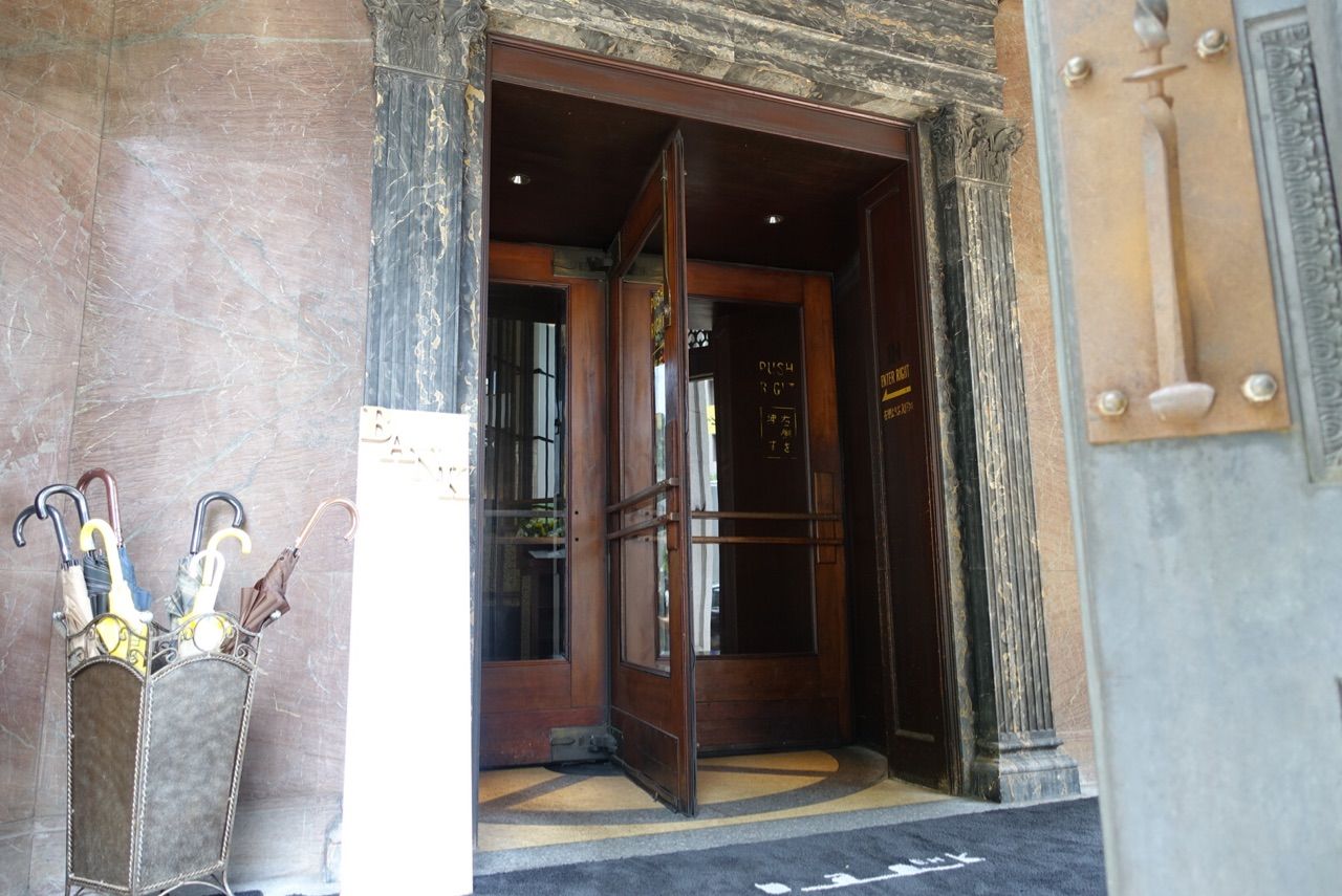元英国銀行を改築したカフェバー E H Bank イーエイチバンク 想像cafe Mind 元英国銀行を改築したカフェバー E H Bank イーエイチバンク 想像cafe Mind