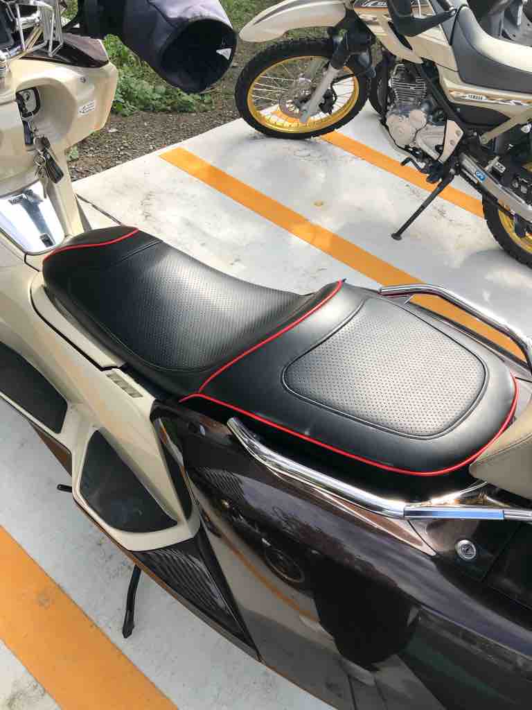 ビックスクーター カスタム マグザムのシート交換 : 50代の時間の