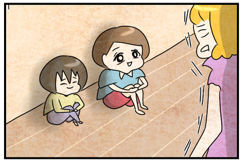 トイレを開けたら真ん前に二人が座っていた。