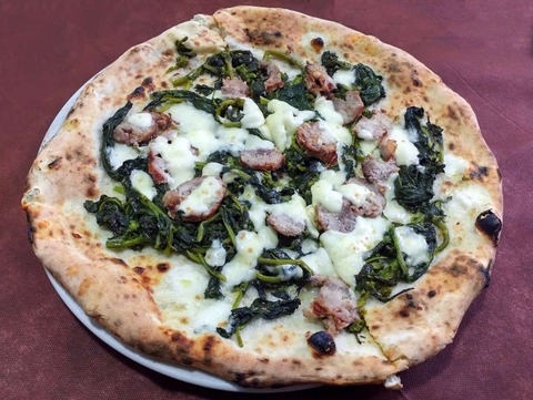 Pizza-Salsiccia-e-Friarielli-classica-della-Pizzeria-Del-Popolo