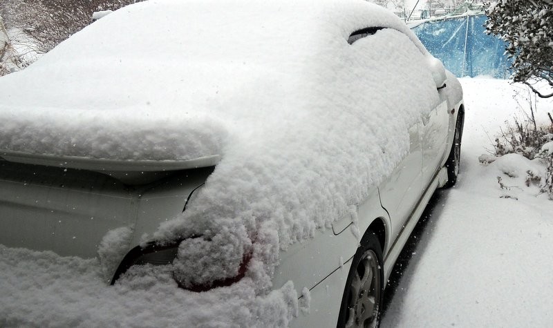 車の雪下ろしはスノーブラシや水を使うのが良い お湯だとガラスが割れたりお湯が凍ったりと良くない結果になるかも 何でも雑記板 新