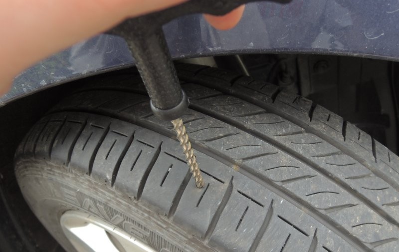 釘を踏んで パンクしたタイヤを自分で修理する パンク修理キットがあれば自分で修理が可能 何でも雑記板 新
