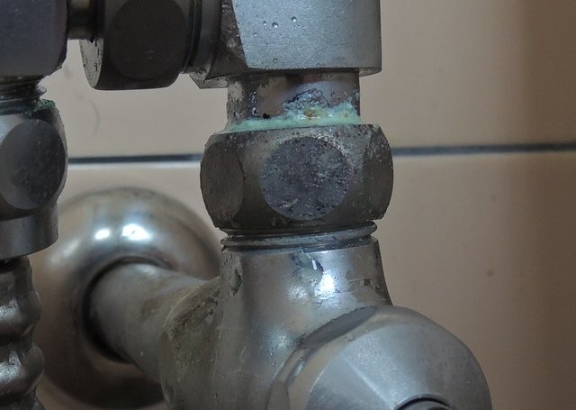 トイレの止水栓から水漏れする 分岐金具からの水漏れを修理 何でも雑記板 新