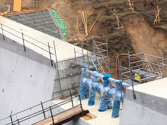 三興建設)長谷川砂防堰堤、KP、貼ブロック、FT納入場所_200218_0005