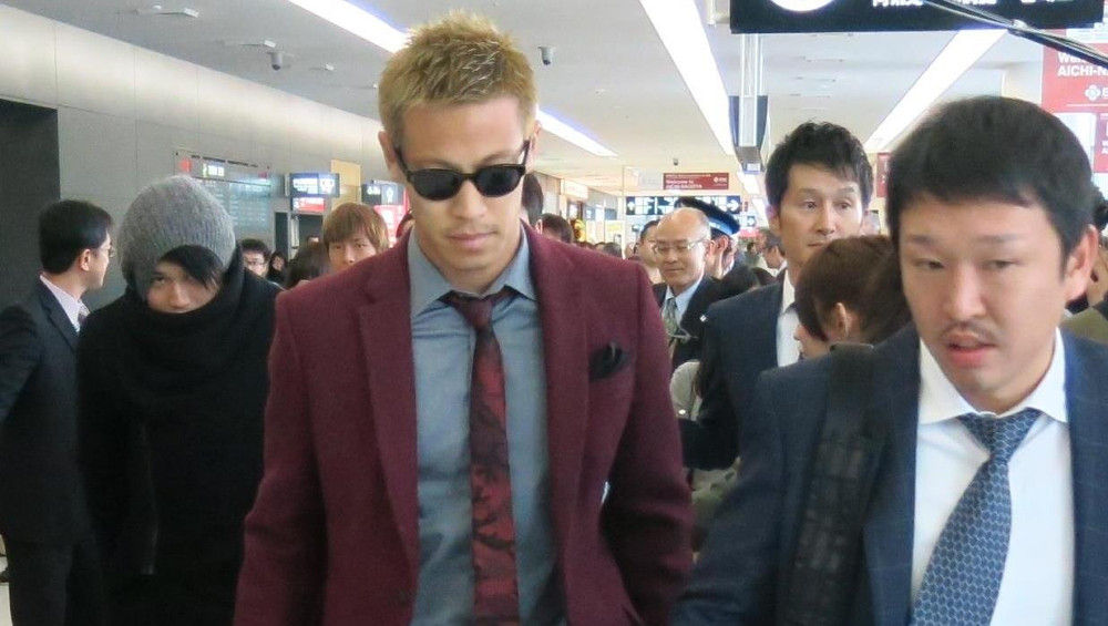 うっちー帰国 日本代表ファッションチェック 本田圭佑 ワインレッドのスーツで帰国 内田篤人は出場可否について無言 ウッシーちゃんねる 内田篤人 日本代表関連まとめ うっちー帰国 日本代表ファッションチェック 本田圭佑 ワインレッドのスーツで帰国 内田篤人は出場可否について無言 ウッシーちゃんねる 内田篤人 日本代表関連まとめ