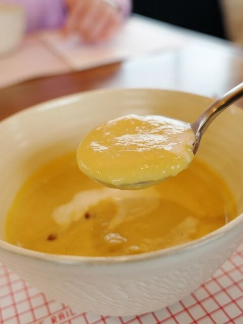 松野牧場の牛乳で作ったスープを提供中 レールキッチンチクゴ 愛しの牛乳パック
