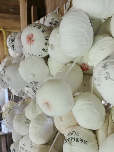 白い玉は「奉納おっぱい」でした。
