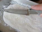 07 粗熱がとれたら包丁で切ります。