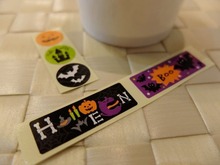 ハロウィンのシールを渡されます