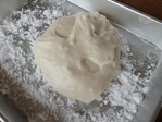 06 片栗粉を敷いたバットにおもちを置きます。