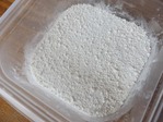 03 つぶした白玉粉をタッパに入れます。