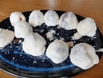 11 片栗粉を手に付けてひとつずつまるめたらできあがり。