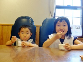 子どもたちはアイスづくり4